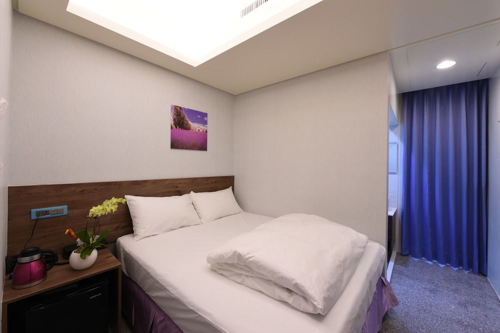 九九商旅 Otel Taichung Dış mekan fotoğraf